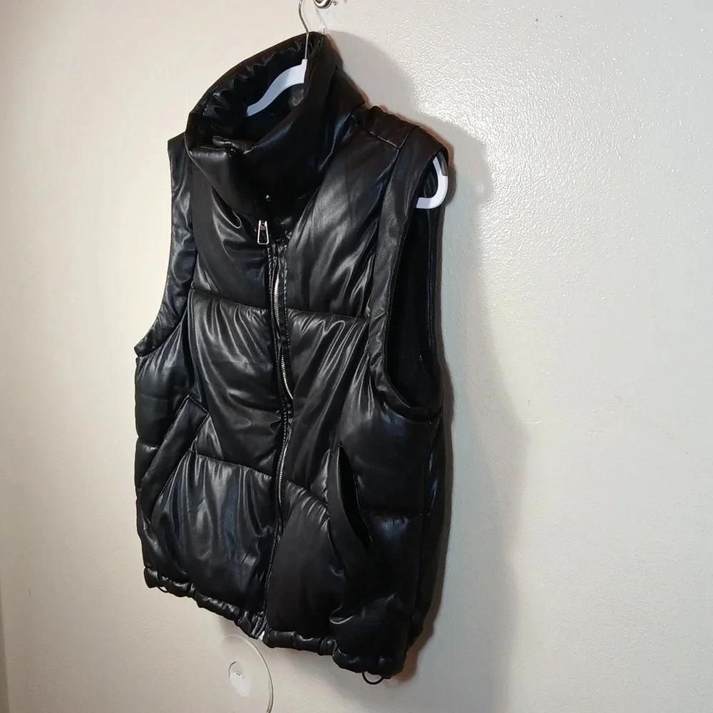 Bershka faux leather vest in black size medium - Picture 2 of 12